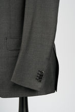 Load image into Gallery viewer, New SUITREVIEW Elmhurst Flap Dark Gray Pure Wool Super 110s All Season Suit - Size 42R
